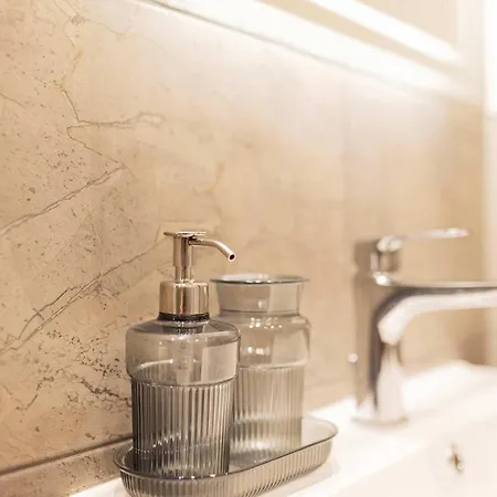 Premium 2-level On Rhine, Great Location شقة