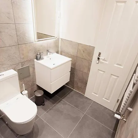 Premium 2-level On Rhine, Great Location شقة